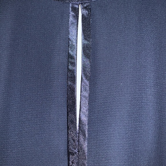 Elegant, long sleeved blouse. Satin trim at cuffs, neckline and key-hole. - Picture 3 of 4